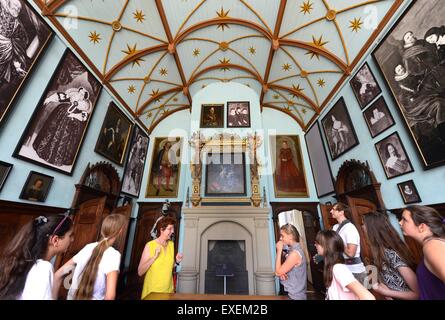 Woerlitz, Allemagne. 8 juillet, 2015. Stundents regarder les œuvres d'art les peintres de la Renaissance allemande de Lucas Cranach l'ancien (1472-1553) et son fils Lucas Cranach le jeune (1515-1586) à l'exposition de Cranach à Woerlitz, Allemagne, le 8 juillet 2015. L'exposition présente 250 peintures exposées au palais et l'exposition 'Gotische Woerlitzer Haus im Park" depuis le 15 mai. Photo : Waltraud Grubitzsch/dpa/Alamy Live News Banque D'Images