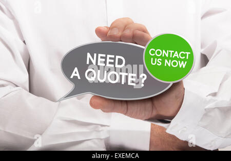 Man main tenant un signe en forme de bulle où il est besoin d'un devis écrit. concept de droit pour obtenir un devis. Banque D'Images