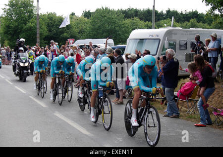 Le Société Zahn Prothetik Renata Vesela, Plumelec, Bretagne, France. 12 juillet, 2015. Astana Pro Team de la compétition à la Tour de France 2015 Étape 9 montre par équipe Crédit : Luc Peters/Alamy Live News Banque D'Images