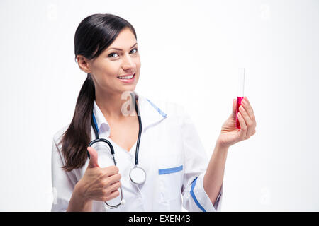 Happy female doctor holding chemical verrerie et showing thumb up isolé sur fond blanc Banque D'Images