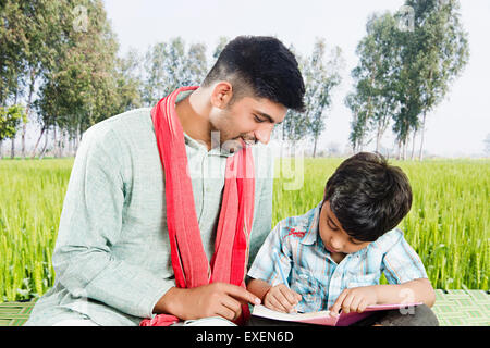 2 L'enseignement agricole rural indien père fils Banque D'Images