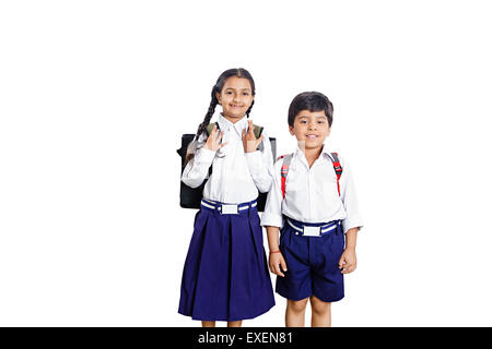 2 Les enfants de l'école rurale indienne friends standing poser Banque D'Images