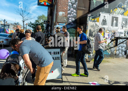 New York City, NY, États-Unis, foule, jeunes visitant Bushwick section of Brooklyn Weekend Flea Market quartier New York, affiches murales d'ambiance Banque D'Images