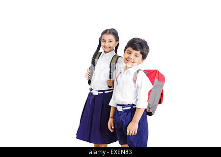 2 Les enfants de l'école rurale indienne friends standing poser Banque D'Images