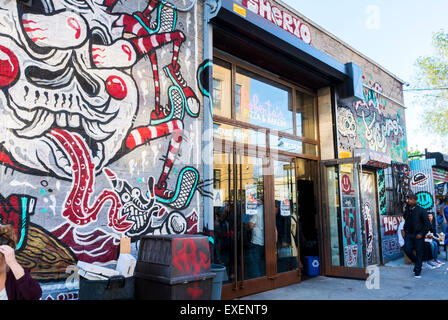 New York City, NY, États-Unis, Hipster Young People visitant à Bushwick section de Brooklyn, Street Art devant Hip Bar, gentrification des quartiers de la ville aux États-Unis, art public New york City art coloré 21st Century Banque D'Images