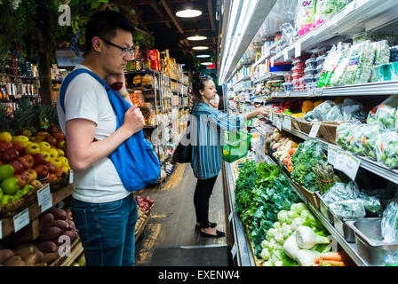 New York City, NY, États-Unis, People Shopping in Bushwick Section de Brooklyn, Organic Food Store, Brooklyn's Natural Food Co. Gentrification des zones urbaines aux États-Unis, vue intérieure du supermarché, nourriture saine, ambiance New York brooklyn Banque D'Images