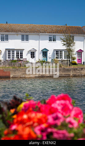 Riverside cottages en terrasses à Romsey, Hampshire, Royaume-Uni en juillet Banque D'Images