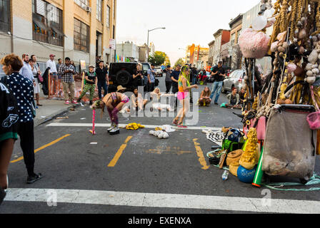 New York City, NY, Etats-Unis, les gens se sont rassemblés dans les rues de New York en visitant la section Bushwick de Brooklyn, marché aux puces le week-end, Artist Street Performance, quartiers locaux, jeunes urbains Banque D'Images