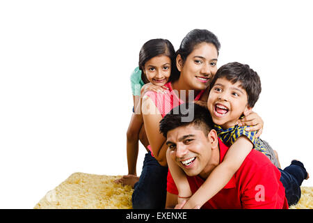 Les parents indiens avec les enfants couchés fun Banque D'Images