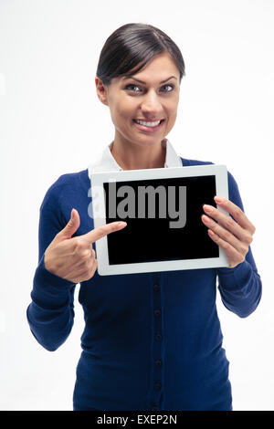 Smiling businesswoman pointing finger sur l'écran de l'ordinateur tablette isolé sur fond blanc Banque D'Images