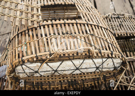 Cages à crabe en bambou traditionnel marché kep Cambodge Banque D'Images