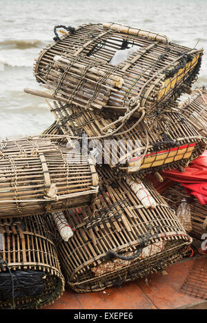 Cages à crabe en bambou traditionnel marché kep Cambodge Banque D'Images