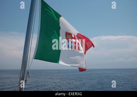 Civile italienne sur l'Ensign Flying Milazzo à Stromboli Ferry, Mer Tyrrhénienne, la Sicile Banque D'Images