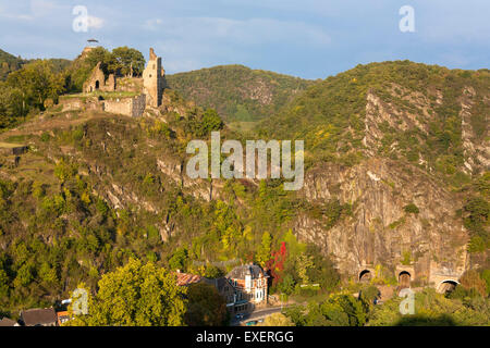 L'Europe, l'Allemagne, Rhénanie-Palatinat, région de l'Eifel, le château sont au-dessus de la rivière Ahr à Altenahr. Europa, Deutschland, Rhein Banque D'Images