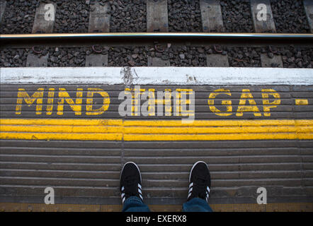 Mind the Gap peinte sur une plate-forme de tube dans le centre de Londres. Banque D'Images