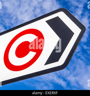 Londres, Royaume-Uni - 10 juillet 2015 : Le London Congestion Charge symbole sur un panneau dans le centre de Londres, le 10 juillet 2015. Banque D'Images