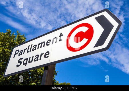 Londres, Royaume-Uni - 10 juillet 2015 : un panneau routier indiquant la direction de la place du Parlement et aussi l'affichage de la congestion routière chargé Banque D'Images