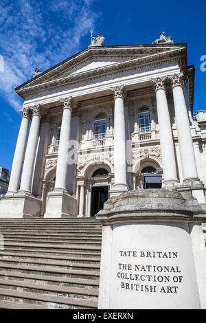 L'impressionnante façade de la galerie d'art Tate Britain à Londres. Banque D'Images