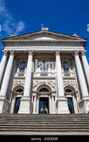 L'impressionnante façade de la galerie d'art Tate Britain à Londres. Banque D'Images