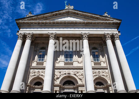 L'impressionnante façade de la galerie d'art Tate Britain à Londres. Banque D'Images