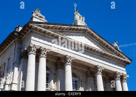 L'impressionnante façade de la galerie d'art Tate Britain à Londres. Banque D'Images