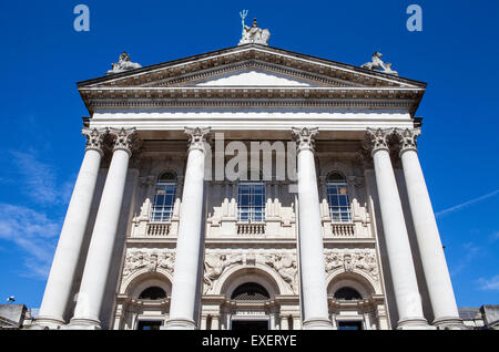 L'impressionnante façade de la galerie d'art Tate Britain à Londres. Banque D'Images