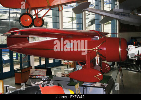 Le Lockheed Vega 5B, une maquette du film 'Amelia', représente un avion historiquement important connu pour son rôle dans les premiers vols transcontinentaux et internationaux. Le Vega 5B original a été utilisé par des aviateurs comme Amelia Earhart. Banque D'Images