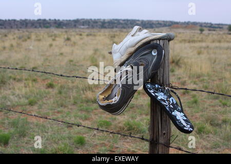 Chaussures cloué à un poteau de clôture par le côté de la Route 66 au Nouveau Mexique USA Banque D'Images