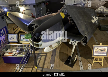 Le Grumman F6F-3 Hellcat était un avion de chasse à porte-avions utilisé par la marine américaine pendant la seconde Guerre mondiale. Il était connu pour son efficacité et sa fiabilité au combat. Banque D'Images