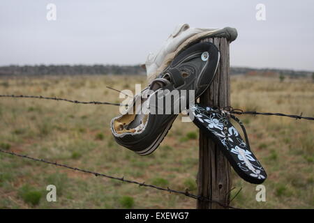 Chaussures cloué à un poteau de clôture par le côté de la Route 66 au Nouveau Mexique Banque D'Images