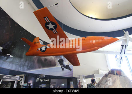 Le Bell X-1 a été le premier avion à franchir le mur du son, piloté par Chuck Yeager en 1947. Il a marqué une étape importante dans l'histoire de l'aviation, démontrant le potentiel du vol supersonique et ouvrant la voie au développement futur des avions à grande vitesse. Banque D'Images