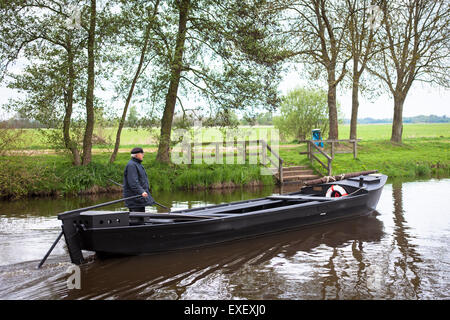 L'Europe, l'ALLEMAGNE, Basse-Saxe, Worpswede, barge historique (anciennement utilisé pour le transport de la tourbe) sur la rivière à Hamme Banque D'Images