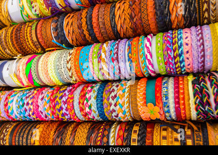 Bracelets en cuir avec différentes formes et couleurs Banque D'Images