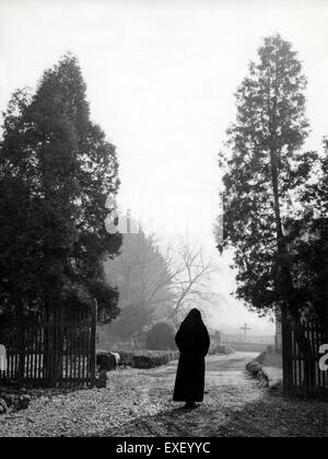 Une photographie capturant une scène dans un cimetière pendant la journée de toutes les âmes (Allerzielen), où les visiteurs rendent hommage aux défunts, reflétant l'importance culturelle de cette journée. Banque D'Images