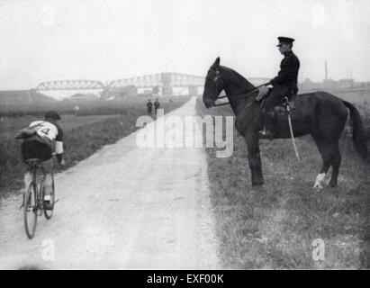 Une image historique des Jeux Olympiques de 1928 qui se sont tenus à Amsterdam, mettant en valeur la compétition sportive internationale et l'importance culturelle de l'événement dans l'histoire du sport. Banque D'Images