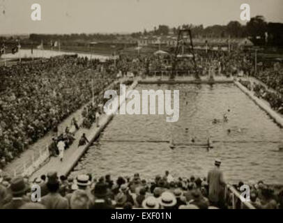 Cette photographie capture un moment des Jeux Olympiques de 1928 qui se sont tenus à Amsterdam, mettant en valeur les athlètes et le stade lors de l'une des premières épreuves olympiques modernes. Banque D'Images