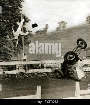 Cette photographie capture un moment d'un accident de voiture de course, illustrant la nature dramatique et dangereuse du sport automobile. L'image traduit la vitesse et l'intensité impliquées dans les épreuves de course, marquant un incident notable dans l'histoire de la course. Banque D'Images