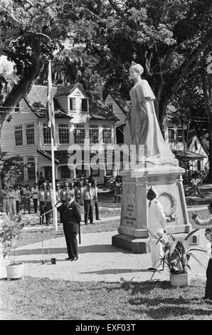 Cette statue de la reine Wilhelmine se dresse au fort Zeelandia à Paramaribo, Suriname, commémorant son règne et l'histoire coloniale des pays-Bas. Le monument reflète la relation entre les pays-Bas et son ancienne colonie, symbolisant la fierté nationale et l'héritage colonial. Banque D'Images