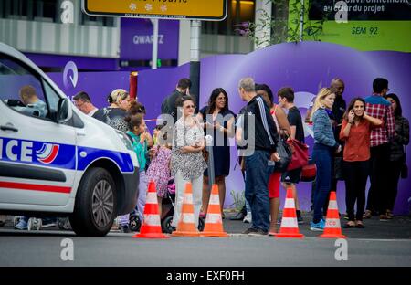 Paris, France. Le 13 juillet, 2015. Les gens se rassemblent à l'extérieur de l'emplacement d'un otage helding à Paris, France, le 13 juillet 2015. Environ 18 personnes ont été évacuées du centre commercial où les employés en otage des hommes armés qui s'est tenue lundi matin à Villeneuve-la-Garenne, ouest de Paris, a annoncé la police. Crédit : Chen Xiaowei/Xinhua/Alamy Live News Banque D'Images