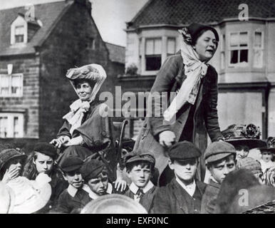 Cette image capture le mouvement historique des suffragettes, des femmes qui se sont battues pour le droit de vote. La photographie souligne leur rôle important dans le mouvement des droits des femmes à la fin du XIXe siècle et au début du XXe siècle. Banque D'Images