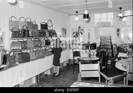 Tassenwinkel propose à la vente une gamme de sacs et valises de haute qualité. Dotés de matériaux durables et de designs modernes, ces produits répondent aux besoins des voyageurs en quête de praticité et de style. Disponibles en différentes tailles et couleurs, elles sont idéales pour un usage personnel ou comme cadeaux. Banque D'Images