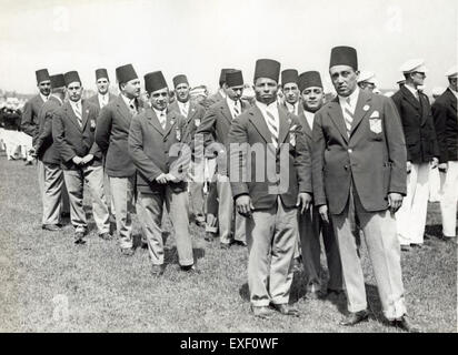 Cette photographie des Jeux Olympiques de 1928 à Amsterdam montre des athlètes turcs en compétition dans diverses épreuves, capturant un moment de l'histoire de la Turquie sur la scène sportive internationale. Banque D'Images