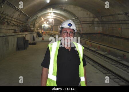 Manhattan, New York, USA. 21 mai, 2015. COnstruction manager Michael Horodniceanu se trouve dans la nouvelle ligne de métro en construction tunnel à Manhattan, New York, USA, 21 mai 2015. La nouvelle ligne d'Second-Avenue est la première ligne de métro en construction au cours des 70 dernières années. Le projet d'amounst autour de 17 milliards de dollars en faisant le plus cher d'une ligne de métro dans le monde. Les coûts de construction jusqu'à environ 4, 1 milliard de dollars pour la première phase de construction qui doit être conclu en décembre 2016. Photo : Chris Melzer/dpa/Alamy Live News Banque D'Images