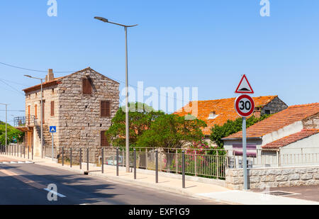 Figari, Corse du Sud. Rurar anciennes maisons faites de pierres avec des toits de tuiles rouges près de la route Banque D'Images