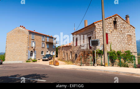 Figari, Corse du Sud. Rurar anciennes maisons faites de pierres avec des toits de tuiles rouges, portes et fenêtres en bois Banque D'Images