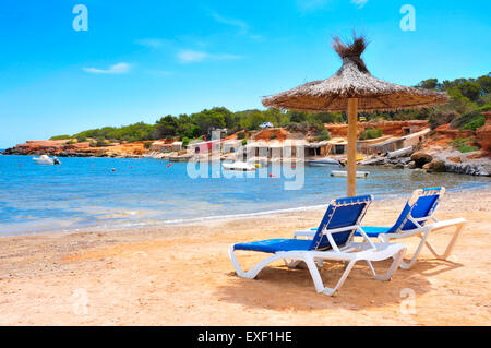 Une vue de l'Es Pou des Lleo cove de l'île d'Ibiza, en Espagne, avec ses abris de pêcheurs traditionnels Banque D'Images