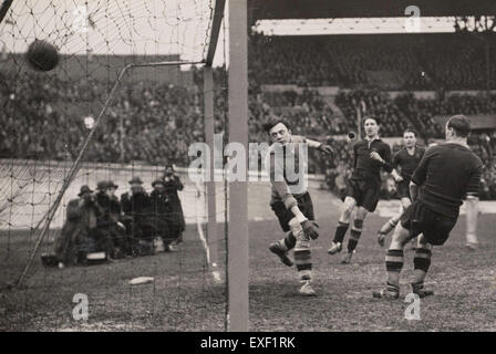 Ce moment du match de 1934 entre les pays-Bas et la Belgique montre l'équipe néerlandaise marquer un but, capturant un moment clé dans l'histoire du football. L'image reflète les premières années de la compétition internationale de football. Banque D'Images