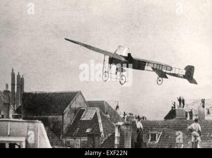 Cette image du début du XXe siècle capture l'un des premiers avions survolant les pays-Bas. Il représente un moment important dans l'histoire de l'aviation, montrant la technologie émergente du vol pendant les jours pionniers de l'aviation en Europe. Banque D'Images