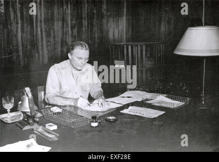 Cette photographie en noir et blanc capture HJ van Mook, un administrateur colonial néerlandais, à Batavia (aujourd'hui Jakarta) pendant la période coloniale. Van Mook a été gouverneur général des Indes orientales néerlandaises, jouant un rôle important dans leur histoire politique au cours des années 1940 Banque D'Images