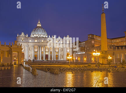 Rome - Basilique Saint Pierre - 'Basilica di San Pietro" et la place au crépuscule avant des rameaux. Banque D'Images